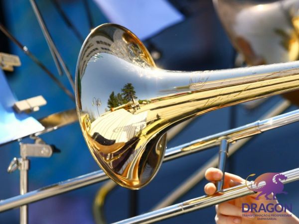 DRAGON | Transformação & Prosperidade Empresarial DRAGON | Transformação & Prosperidade Empresarial - A DRAGON - Transformação & Prosperidade Empresarial é orientada pelas seguintes definições estratégicas:
CORE BUSINESS
Transformação & Prosperidade Empresarial
PROPÓSITO
Impactar no desenvolvimento social.
MISSÃO
Promover a transformação e a prosperidade empresarial com abordagem sistêmica, técnica e comportamental, focando o desenvolvimento social.
VISÃO DE FUTURO
Deixar como legado para futuras gerações, uma sociedade mais desenvolvida, justa e com melhor qualidade de vida.