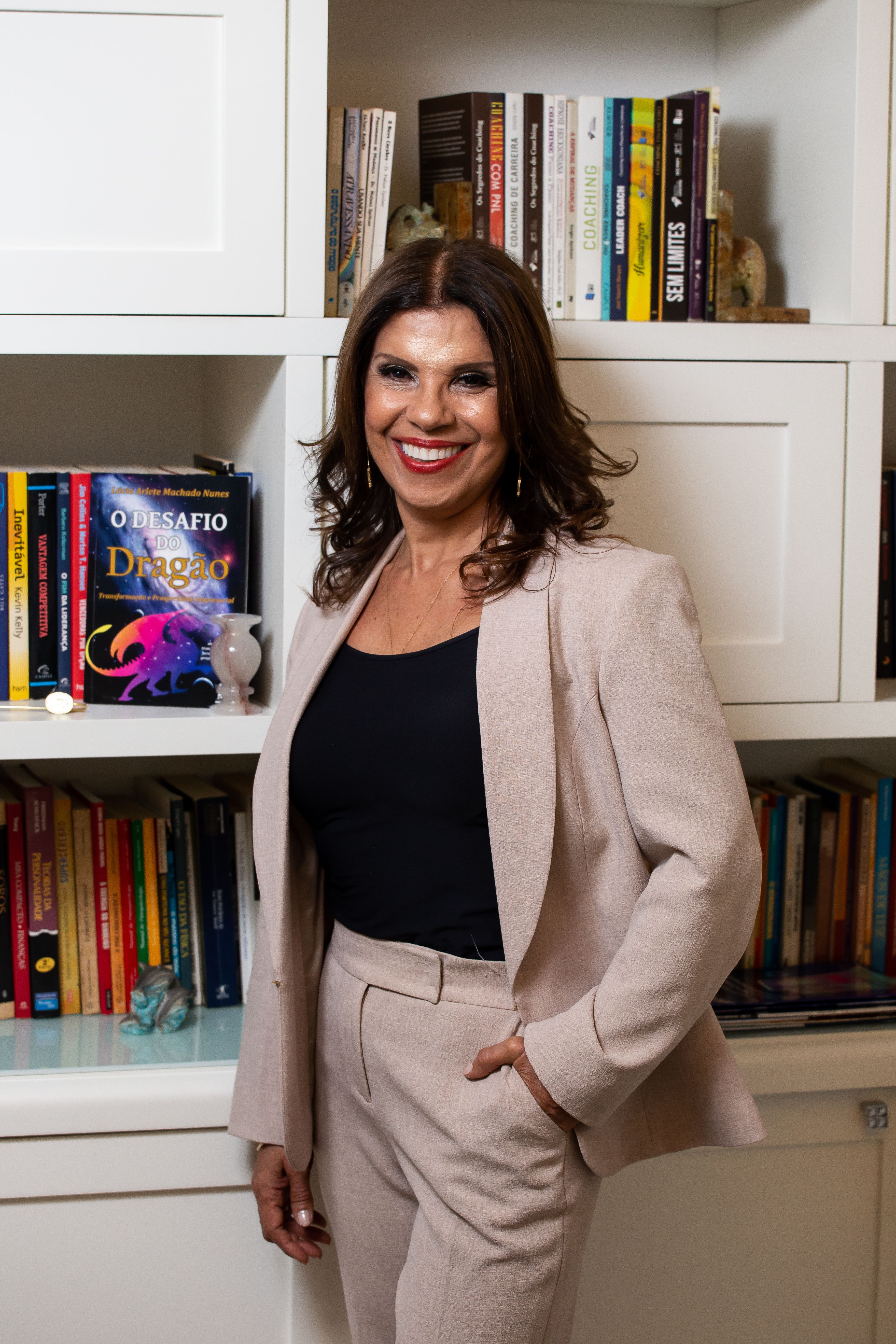 Quem somos - A DRAGON - Transformação & Prosperidade Empresarial é orientada pelas seguintes definições estratégicas:
CORE BUSINESS
Transformação & Prosperidade Empresarial
PROPÓSITO
Impactar no desenvolvimento social.
MISSÃO
Promover a transformação e a prosperidade empresarial com abordagem sistêmica, técnica e comportamental, focando o desenvolvimento social.
VISÃO DE FUTURO
Deixar como legado para futuras gerações, uma sociedade mais desenvolvida, justa e com melhor qualidade de vida. 